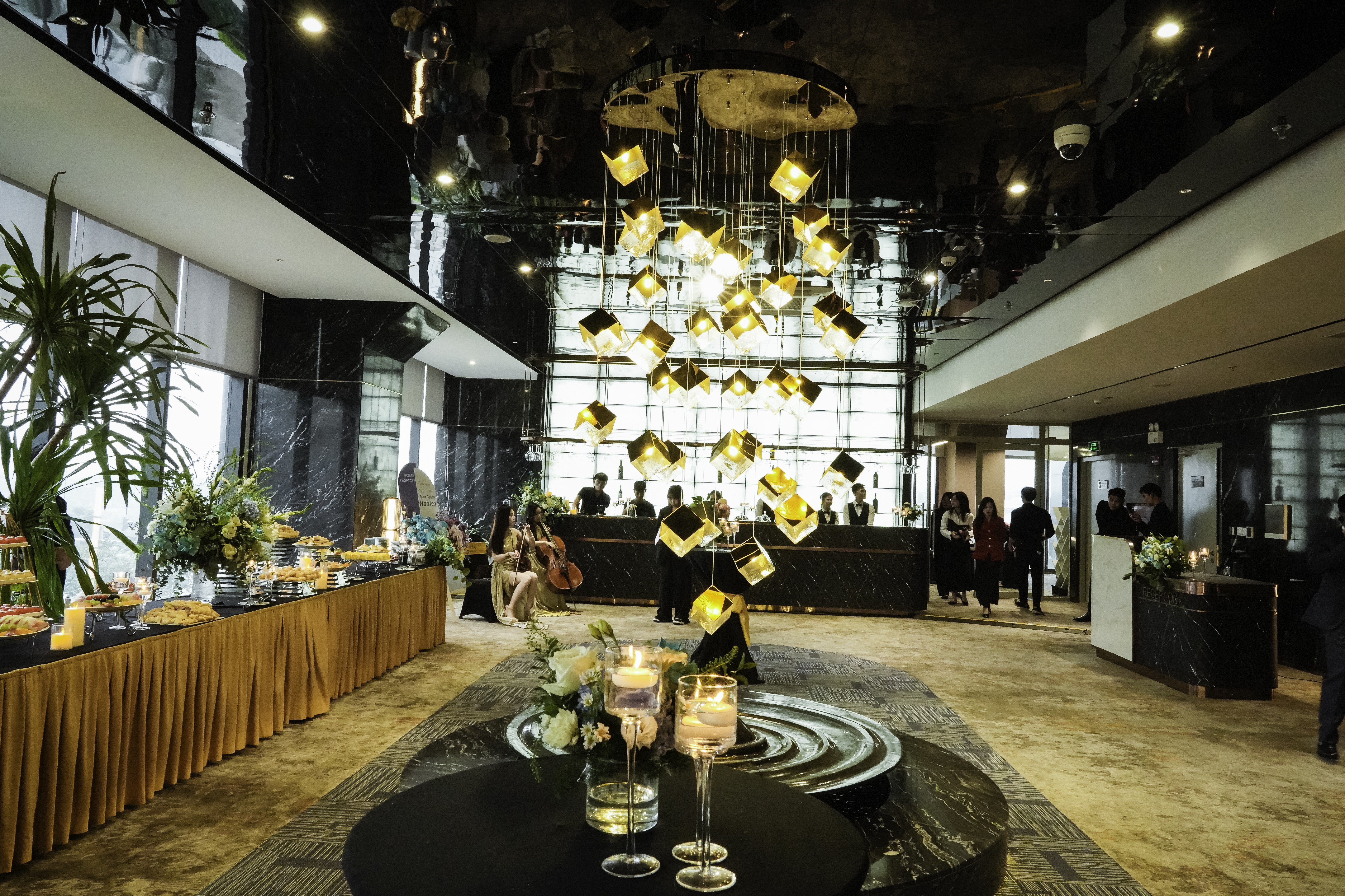 Mỗi chi tiết, vật liệu tại NobleX Sales Gallery đều được chọn lựa kỹ lưỡng để chuyển tải trọn vẹn tinh thần của Nhà Sunshine – nơi tiêu chuẩn thiết kế, chất lượng thi công và công nghệ vận hành thông minh được tái hiện đồng bộ theo triết lý “giá trị thực cho người dùng cuối”. Mỗi chi tiết, vật liệu tại NobleX Sales Gallery đều được chọn lựa kỹ lưỡng để chuyển tải trọn vẹn tinh thần của Nhà Sunshine – nơi tiêu chuẩn thiết kế, chất lượng thi công và công nghệ vận hành thông minh được tái hiện đồng bộ theo triết lý “giá trị thực cho người dùng cuối”.
