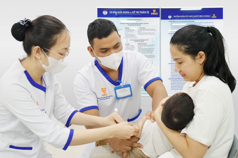 Trẻ tiêm vắc xin phòng bệnh tại Hệ thống Tiêm chủng VNVC. Ảnh: Bình An