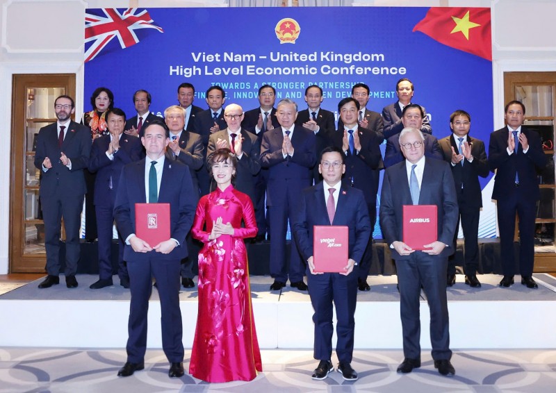 Tổng Bí thư Tô Lâm (giữa) chứng kiến Vietjet trao hợp đồng với Rolls-Royce tại Hội Nghị Kinh tế Cấp Cao Việt Nam - Anh Tổng Bí thư Tô Lâm (giữa) chứng kiến Vietjet trao hợp đồng với Rolls-Royce tại Hội Nghị Kinh tế Cấp Cao Việt Nam - Anh