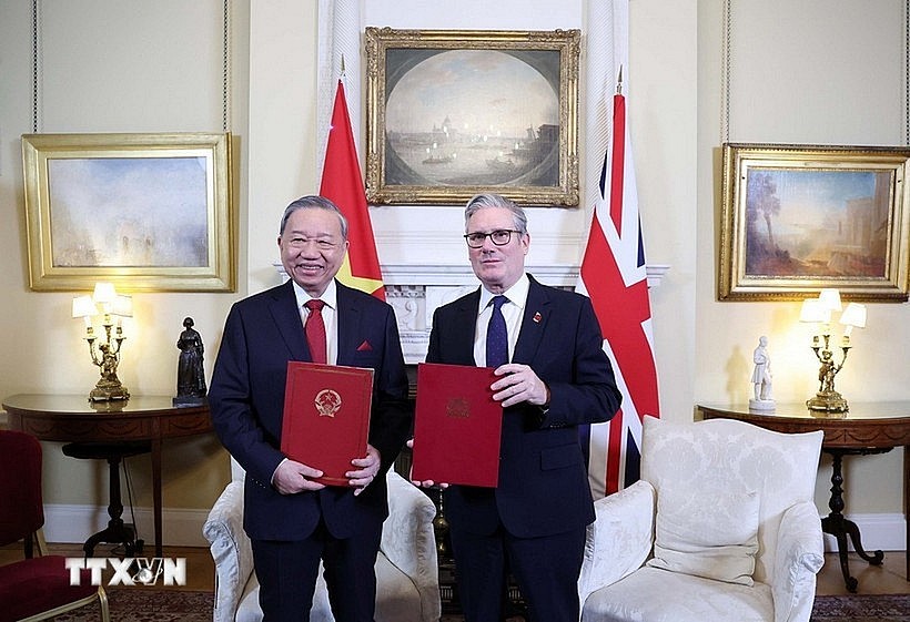 General Secretary of the Communist Party of Vietnam Central Committee To Lam and UK Prime Minister Keir Starmer exchange the joint statement announcing the elevation of Vietnam–UK relations to a Comprehensive Strategic Partnership. (Photo: VNA) General Secretary of the Communist Party of Vietnam Central Committee To Lam and UK Prime Minister Keir Starmer exchange the joint statement announcing the elevation of Vietnam–UK relations to a Comprehensive Strategic Partnership. (Photo: VNA)
