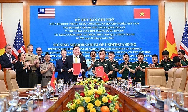 The signing ceremony of the MoU on to enhance cooperation in war legacy remediation, Ha Noi, October 31, 2025. Photo: VNA The signing ceremony of the MoU on to enhance cooperation in war legacy remediation, Ha Noi, October 31, 2025. Photo: VNA