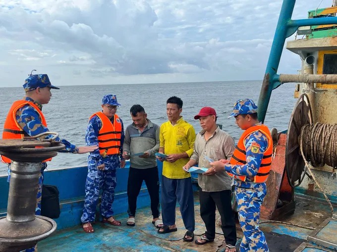 Tổ công tác Hải đoàn Biên phòng 18 và Bộ Tư lệnh Cảnh sát biển Vùng 3 tổ chức tuyên truyền chống khai thác IUU cho ngư dân. Tổ công tác Hải đoàn Biên phòng 18 và Bộ Tư lệnh Cảnh sát biển Vùng 3 tổ chức tuyên truyền chống khai thác IUU cho ngư dân.