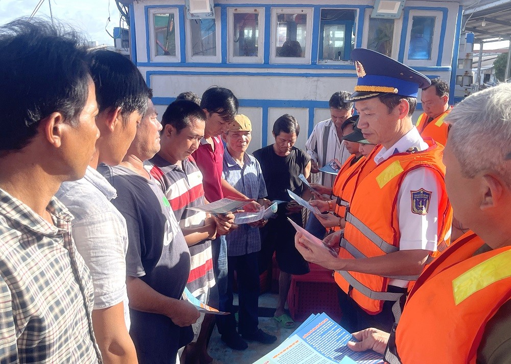 Đại tá Lê Văn Tú trực tiếp tuyên truyền kiến thức chống khai thác IUU cho ngư dân trên biển. Đại tá Lê Văn Tú trực tiếp tuyên truyền kiến thức chống khai thác IUU cho ngư dân trên biển.