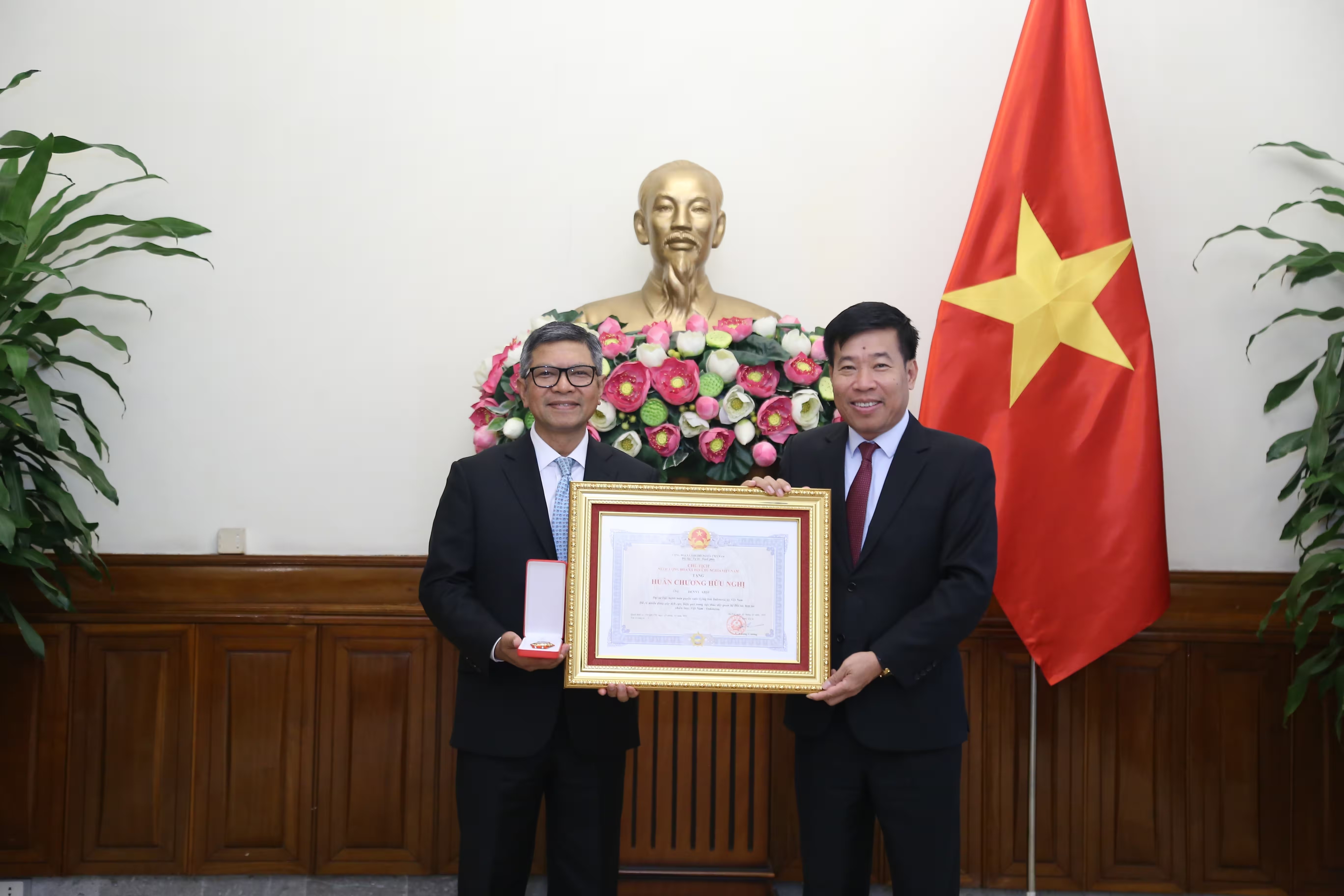 Ủy viên Trung ương Đảng, Thứ trưởng Bộ Ngoại giao Nguyễn Mạnh Cường trao Bằng khen và Huân chương Hữu nghị cho Đại sứ Denny Abdi. Ủy viên Trung ương Đảng, Thứ trưởng Bộ Ngoại giao Nguyễn Mạnh Cường trao Bằng khen và Huân chương Hữu nghị cho Đại sứ Denny Abdi.
