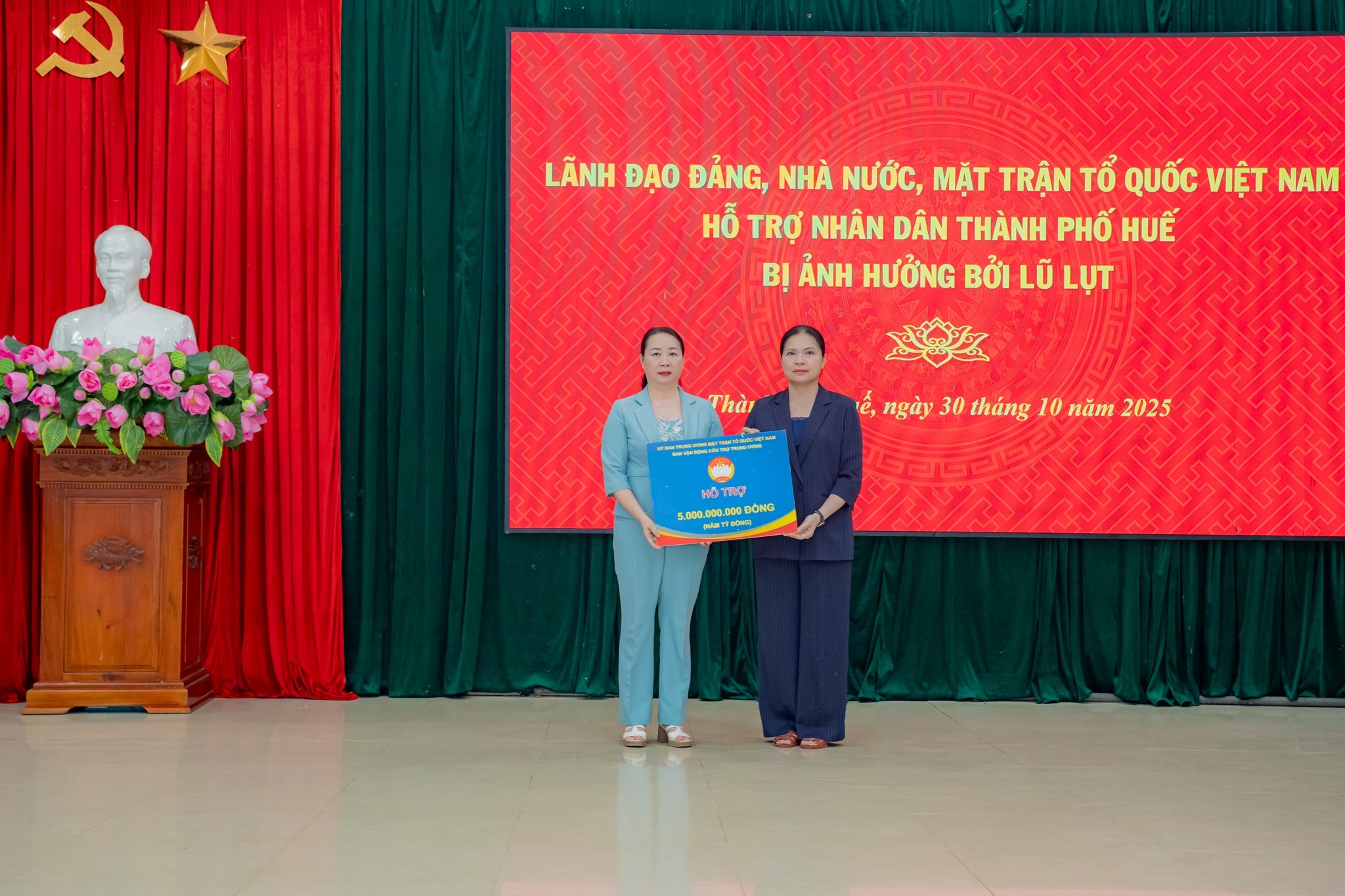 bà Hà Thị Nga, Ủy viên Trung ương Đảng, Phó Chủ tịch Ủy ban Trung ương MTTQ Việt Nam trao hỗ trợ cho thành phố Huế số tiền 5 tỷ đồng bà Hà Thị Nga, Ủy viên Trung ương Đảng, Phó Chủ tịch Ủy ban Trung ương MTTQ Việt Nam trao hỗ trợ cho thành phố Huế số tiền 5 tỷ đồng
