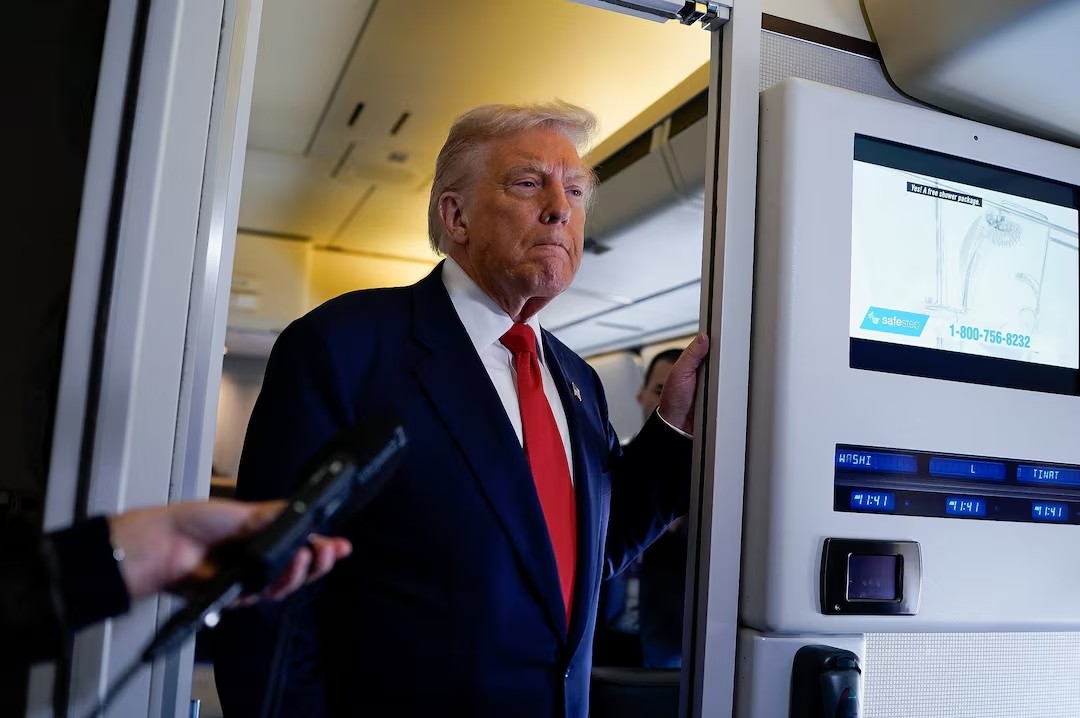 Tổng thống Mỹ Donald Trump trao đổi với báo chí trên chuyên cơ Không lực Một khi khởi hành từ Căn cứ Liên hợp Andrews (Maryland) đến Florida, ngày 31/10/2025. Ảnh: Reuters. Tổng thống Mỹ Donald Trump trao đổi với báo chí trên chuyên cơ Không lực Một khi khởi hành từ Căn cứ Liên hợp Andrews (Maryland) đến Florida, ngày 31/10/2025. Ảnh: Reuters.
