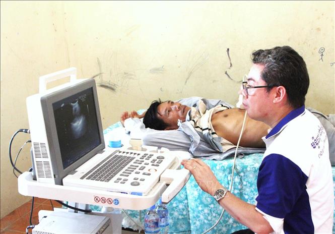 Khám, chữa bệnh từ thiện cho người dân ở miền Nam Campuchia Chú thích ảnh