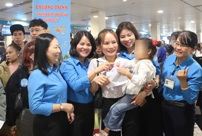 Người lao động và người thân tại tỉnh Bình Dương (cũ) được đi Chuyến bay Công đoàn - Xuân 2025 về quê đón Tết. (Ảnh: T.L)