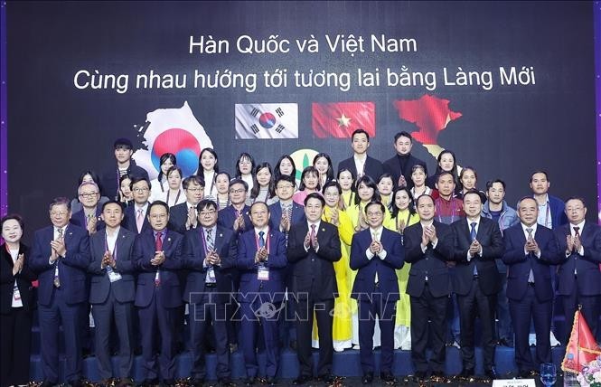 State President Luong Cuong and delegates attending the “Vietnam Day” programme pose for a group photo. (Photo: VNA) State President Luong Cuong and delegates attending the “Vietnam Day” programme pose for a group photo. (Photo: VNA)