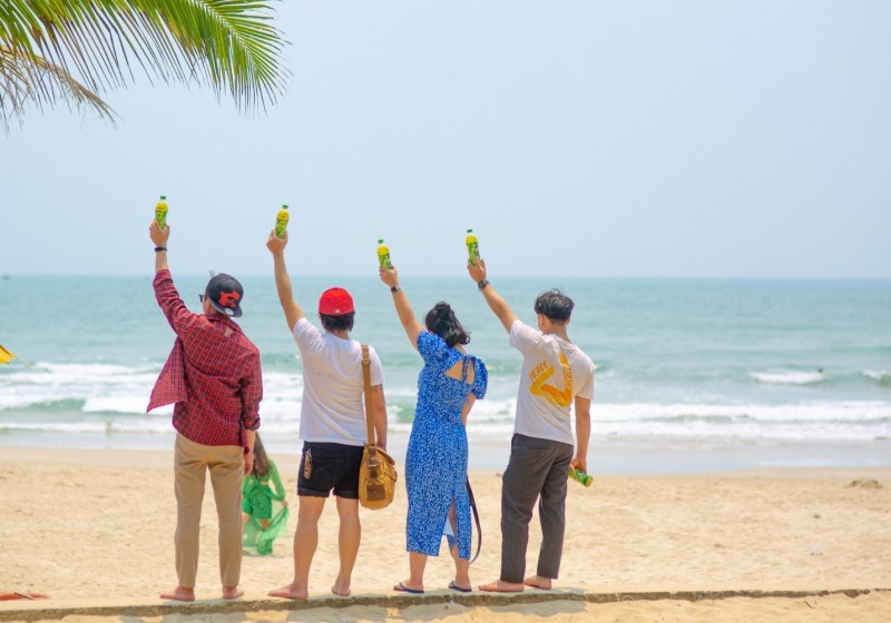 Uống trà, thả trôi căng thẳng cùng sóng, gió nơi biển xanh cát trắng nắng vàng. Uống trà, thả trôi căng thẳng cùng sóng, gió nơi biển xanh cát trắng nắng vàng.