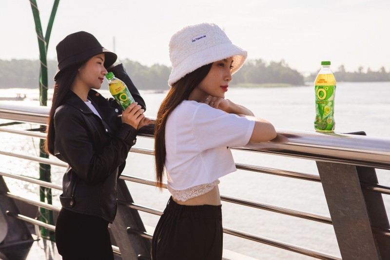 Được chiết xuất từ lá trà xanh thiên nhiên nguyên chất, Trà Xanh Không Độ giúp giảm căng thẳng, xua tan stress để lấy lại sự thư thái, niềm vui và cảm hứng sáng tạo cho người trẻ. Được chiết xuất từ lá trà xanh thiên nhiên nguyên chất, Trà Xanh Không Độ giúp giảm căng thẳng, xua tan stress để lấy lại sự thư thái, niềm vui và cảm hứng sáng tạo cho người trẻ.