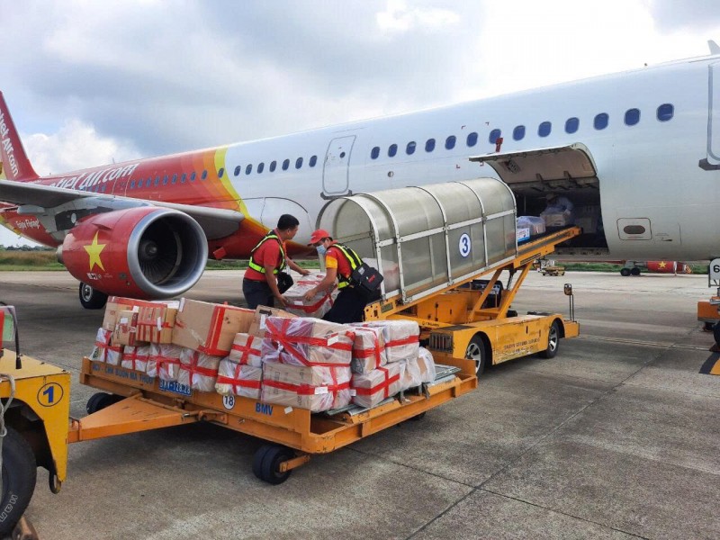 Nhân viên Vietjet vận chuyển hàng cứu trợ lên máy bay để kịp thời hỗ trợ người dân các vùng bị ảnh hưởng do bão lũ. Nhân viên Vietjet vận chuyển hàng cứu trợ lên máy bay để kịp thời hỗ trợ người dân các vùng bị ảnh hưởng do bão lũ.
