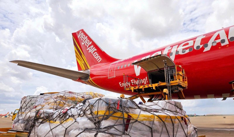 Nhiều tấn hàng của người dân cả nước được Vietjet nhanh chóng vận chuyển đến với đồng bào vùng bão lũ. Nhiều tấn hàng của người dân cả nước được Vietjet nhanh chóng vận chuyển đến với đồng bào vùng bão lũ.