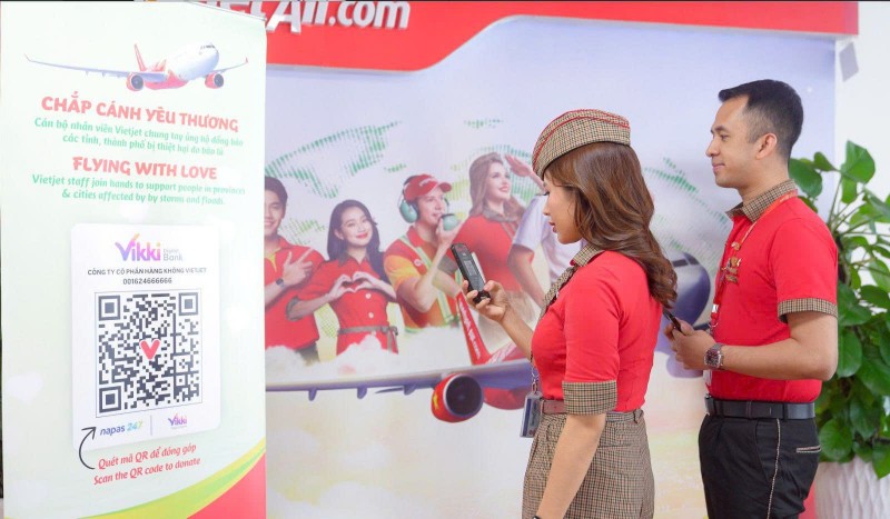 Hoạt động quyên góp nội bộ của Vietjet nhằm chia sẻ khó khăn với người dân vùng thiên tai. Hoạt động quyên góp nội bộ của Vietjet nhằm chia sẻ khó khăn với người dân vùng thiên tai.