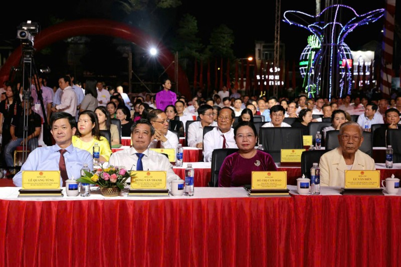 Cần Thơ khai mạc Lễ hội Oóc Om Bóc - Đua ghe Ngo 2025: Rực rỡ sông trăng, bừng sáng di sản Cần Thơ khai mạc Lễ hội Oóc Om Bóc - Đua ghe Ngo 2025: Rực rỡ sông trăng, bừng sáng di sản