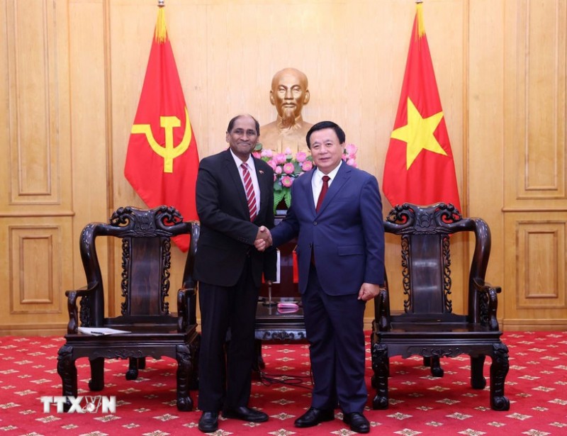 Ông Nguyễn Xuân Thắng tiếp Ngài Jaya Ratnam, Đại sứ Singapore tại Việt Nam. (Ảnh: Văn Điệp/TTXVN)