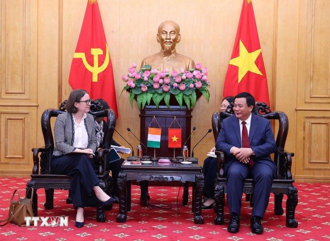 Ông Nguyễn Xuân Thắng tiếp bà Deirdre Ní Fhallúin, Đại sứ Cộng hòa Ireland tại Việt Nam. (Ảnh: Văn Điệp/TTXVN)