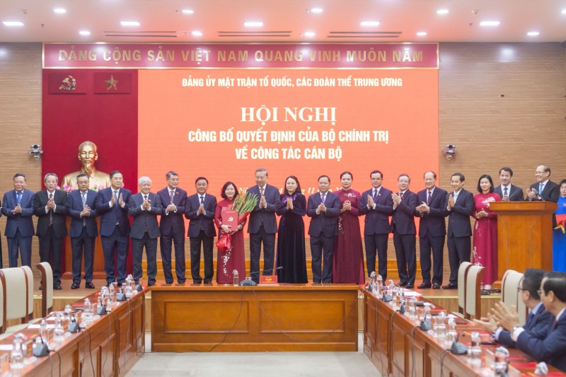 Tổng Bí thư Tô Lâm và các đại biểu tặng hoa chúc mừng bà Bùi Thị Minh Hoài. Ảnh: Quang Vinh. Tổng Bí thư Tô Lâm và các đại biểu tặng hoa chúc mừng bà Bùi Thị Minh Hoài. Ảnh: Quang Vinh.