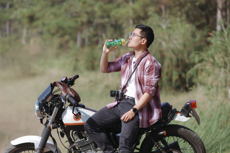 Giữa ban mai Pleiku, nhiều bạn trẻ nhâm nhi chai Trà Xanh Không Độ mát lạnh, hương trà xanh thiên nhiên giúp họ ‘refresh’ tâm trí và tìm lại sự bình yên sau những ngày căng thẳng. Giữa ban mai Pleiku, nhiều bạn trẻ nhâm nhi chai Trà Xanh Không Độ mát lạnh, hương trà xanh thiên nhiên giúp họ ‘refresh’ tâm trí và tìm lại sự bình yên sau những ngày căng thẳng.