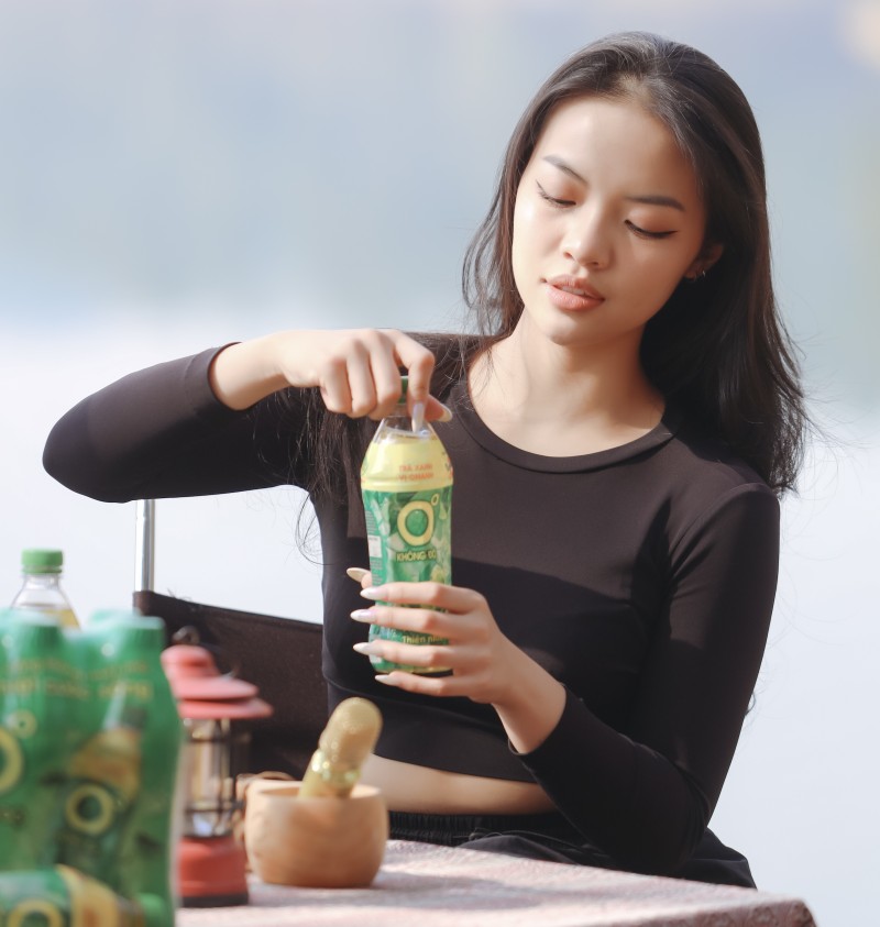 Giữa buổi chiều vàng Hội An, nhiều bạn trẻ ngồi bên sông Hoài, nhâm nhi chai Trà Xanh Không Độ mát lạnh để tìm lại nhịp thở cân bằng và sự bình yên mang vị trà xanh. Giữa buổi chiều vàng Hội An, nhiều bạn trẻ ngồi bên sông Hoài, nhâm nhi chai Trà Xanh Không Độ mát lạnh để tìm lại nhịp thở cân bằng và sự bình yên mang vị trà xanh.