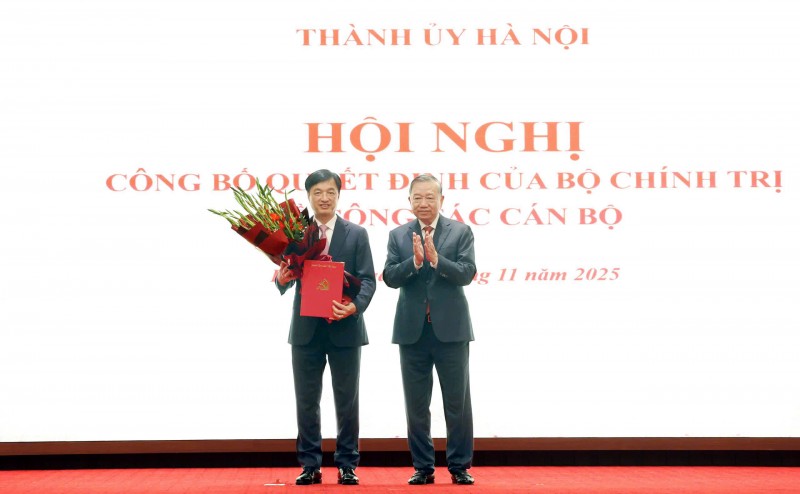 Tổng Bí thư Tô Lâm trao Quyết định của Bộ Chính trị điều động, phân công đồng chí Nguyễn Duy Ngọc giữ chức Bí thư Thành ủy Hà Nội khóa XVIII, nhiệm kỳ 2025-2030. (Ảnh: T.L)