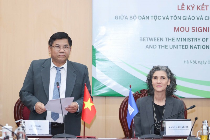 Đồng chí Y Thông, Thứ trưởng Bộ Dân tộc và Tôn giáo phát biểu tại Lễ ký kết. (Ảnh: Tú Linh) Đồng chí Y Thông, Thứ trưởng Bộ Dân tộc và Tôn giáo phát biểu tại Lễ ký kết. (Ảnh: Tú Linh)