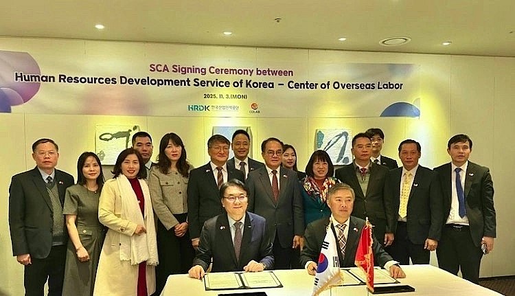 At the SCA signing ceremony between the Human Resources Development Service of Korea and the Vietnam Center of Overseas Labor (Photo:nhandan.vn) At the SCA signing ceremony between the Human Resources Development Service of Korea and the Vietnam Center of Overseas Labor (Photo:nhandan.vn)