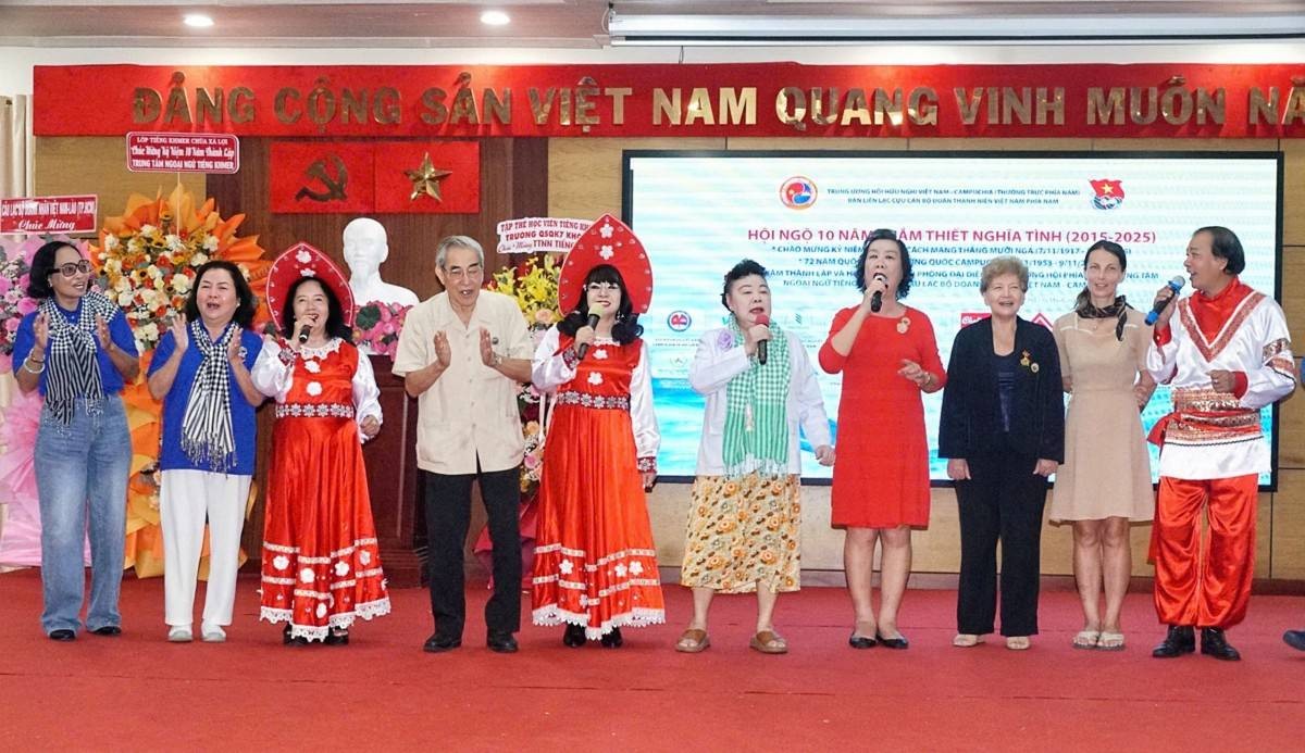 Chương trình văn nghệ chào mừng “Hội ngộ 10 năm thắm thiết nghĩa tình” Chương trình văn nghệ chào mừng “Hội ngộ 10 năm thắm thiết nghĩa tình”