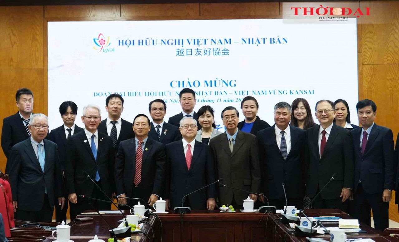 Delegates pose for a group photo.