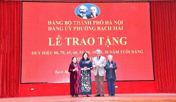 Phường Bạch Mai trao Huy hiệu Đảng tới 115 đảng viên