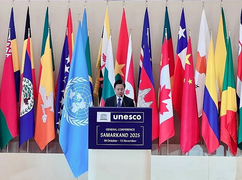 Deputy Foreign Minister Ngo Le Van presents policy remarks at the 43rd Session of the UNESCO General Conference Deputy Foreign Minister Ngo Le Van presents policy remarks at the 43rd Session of the UNESCO General Conference