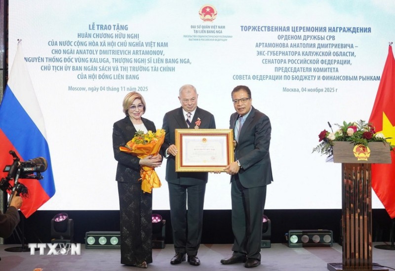Trao tặng nguyên Thống đốc tỉnh Kaluga Huân chương Hữu nghị của Nhà nước Việt Nam Trao tặng nguyên Thống đốc tỉnh Kaluga Huân chương Hữu nghị của Nhà nước Việt Nam