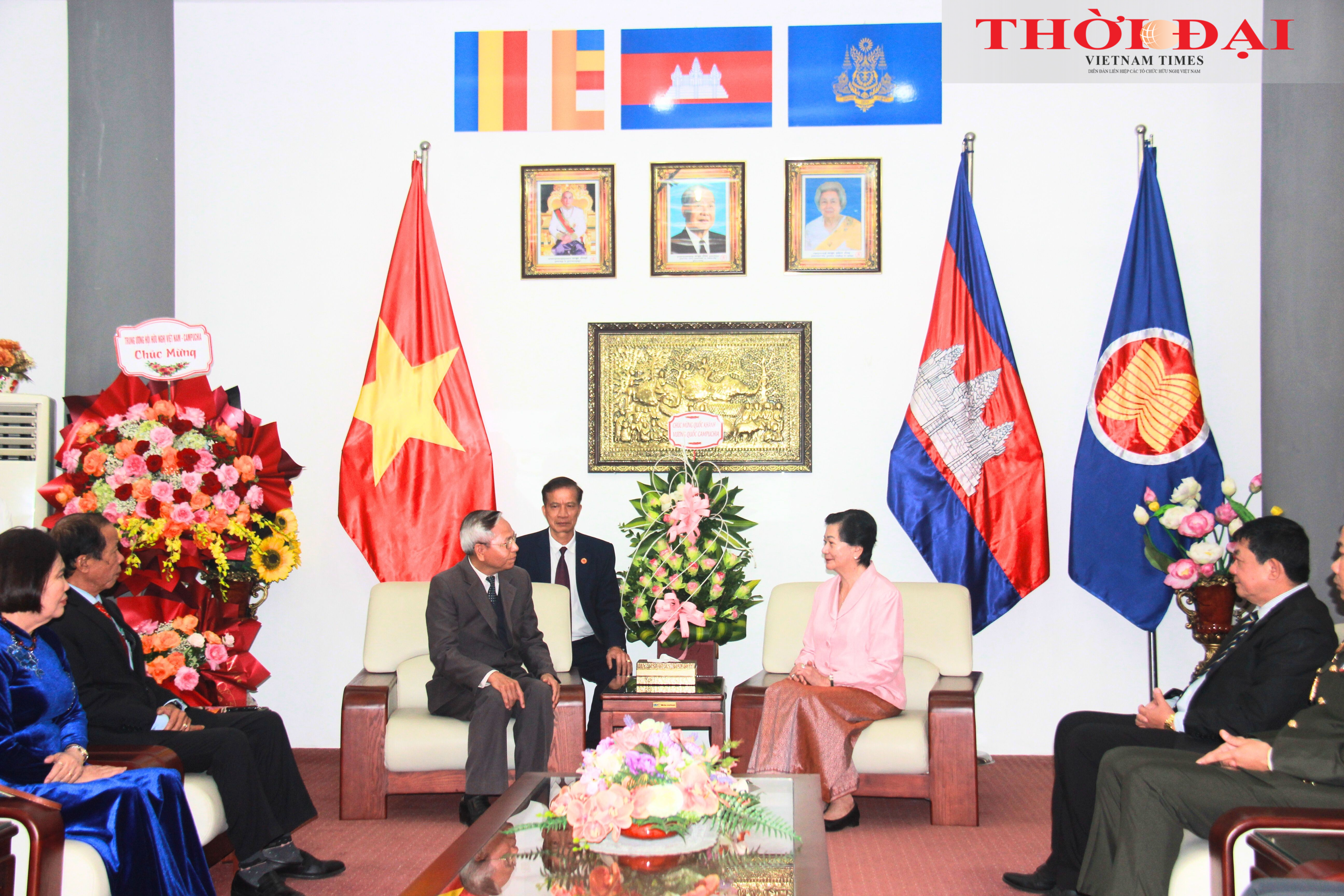 Đoàn Trung ương Hội hữu nghị Việt Nam - Campuchia chúc mừng Quốc khánh Vương quốc Campuchia tại Đại sứ quán Campuchia tại Việt Nam. Đoàn Trung ương Hội hữu nghị Việt Nam - Campuchia chúc mừng Quốc khánh Vương quốc Campuchia tại Đại sứ quán Campuchia tại Việt Nam.