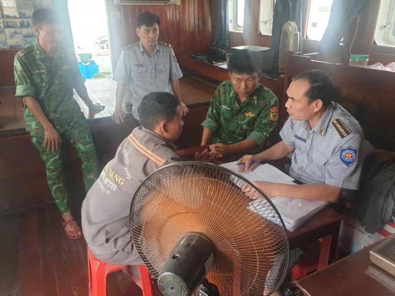 Lực lượng liên ngành tuần tra, kiểm soát, tuyên truyền hướng dẫn ngư dân thực hiện nghiêm các quy định trong khai thác thủy sản. Lực lượng liên ngành tuần tra, kiểm soát, tuyên truyền hướng dẫn ngư dân thực hiện nghiêm các quy định trong khai thác thủy sản.