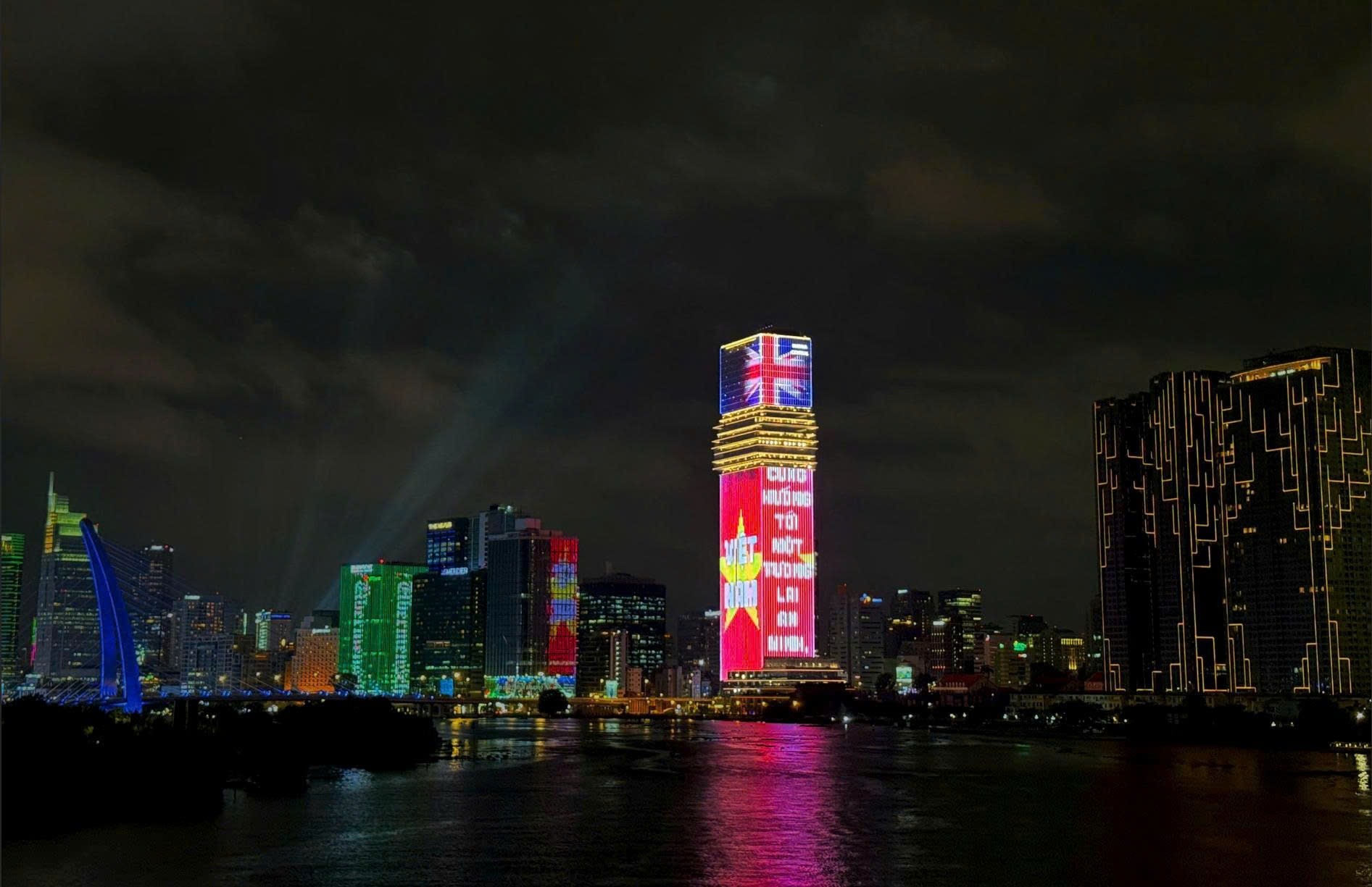 Saigon Marina IFC rực sáng chào mừng thiết lập Đối tác Chiến lược Toàn diện Việt Nam - Vương quốc Anh Chiếu sáng nghệ thuật chào mừng thiết lập Đối tác Chiến lược Toàn diện Việt Nam - Vương quốc Anh