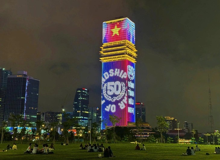 Saigon Marina IFC rực sáng chào mừng thiết lập Đối tác Chiến lược Toàn diện Việt Nam - Vương quốc Anh Chiếu sáng nghệ thuật chào mừng thiết lập Đối tác Chiến lược Toàn diện Việt Nam - Vương quốc Anh