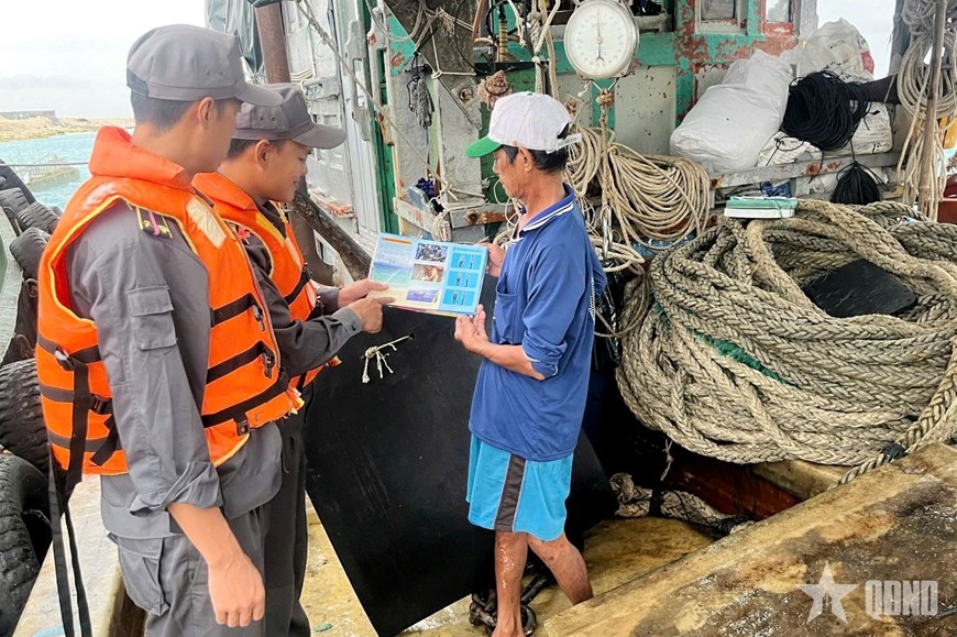Chi đội Kiểm ngư số 4 đẩy mạnh tuyên truyền, hỗ trợ ngư dân phòng, chống khai thác IUU