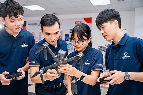 Nguyễn Thị Khánh Diệu in the laboratory with her friends, exploring the world of biomedical engineering.