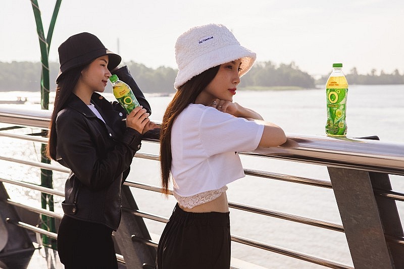 Extracted from pure natural green tea leaves, Zero Degree Green Tea helps reduce tension, relieve stress, and restore a sense of calm, joy, and creative inspiration for young people. Extracted from pure natural green tea leaves, Zero Degree Green Tea helps reduce tension, relieve stress, and restore a sense of calm, joy, and creative inspiration for young people.