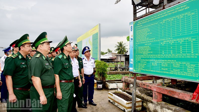 Đoàn công tác Bộ Quốc phòng kiểm tra thực tế tại Trạm Kiểm soát Biên phòng Kênh Dài. (Ảnh: Báo Nhân dân)
