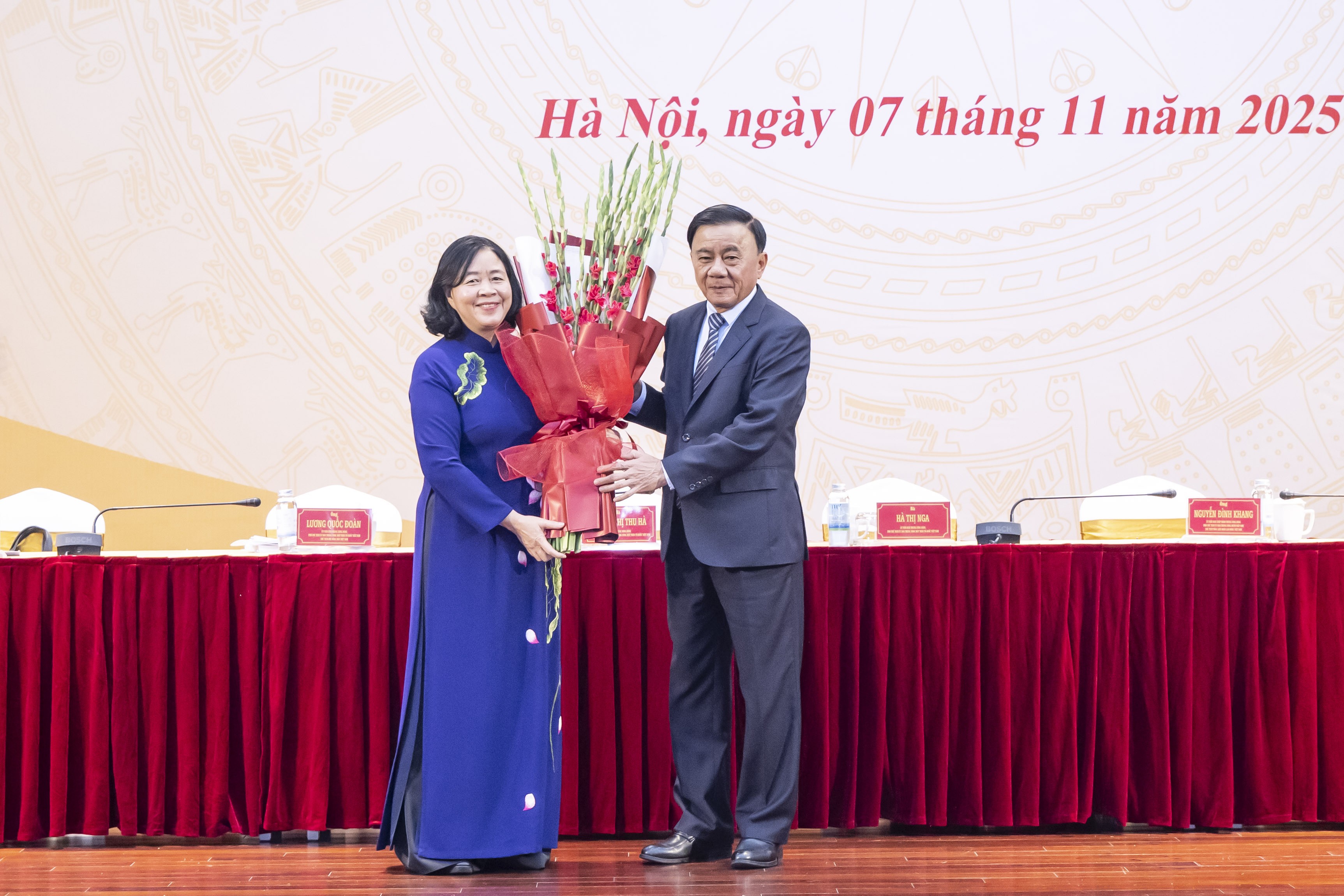 ng Trần Cẩm Tú, Ủy viên Bộ Chính trị, Thường trực Ban Bí thư Trung ương Đảng tặng hoa chúc mừng bà Bùi Thị Minh Hoài, Ủy viên Bộ Chính trị, Bí thư Trung ương Đảng, Chủ tịch Ủy ban Trung ương MTTQ Việt Nam ng Trần Cẩm Tú, Ủy viên Bộ Chính trị, Thường trực Ban Bí thư Trung ương Đảng tặng hoa chúc mừng bà Bùi Thị Minh Hoài, Ủy viên Bộ Chính trị, Bí thư Trung ương Đảng, Chủ tịch Ủy ban Trung ương MTTQ Việt Nam
