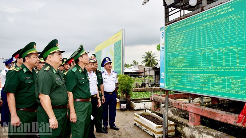 The Ministry of National Defense’s working delegation inspects the Kênh Dài Border Guard Control Station. (Photo: Nhân Dân Newspaper) The Ministry of National Defense’s working delegation inspects the Kênh Dài Border Guard Control Station. (Photo: Nhân Dân Newspaper)