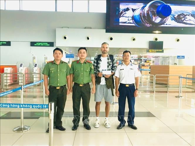Officers from the Immigration Management Division, in coordination with Coast Guard Region 4, assist Oleksandr Kyselytsia with exit procedures at Phu Quoc Airport. (Photo: VNA)