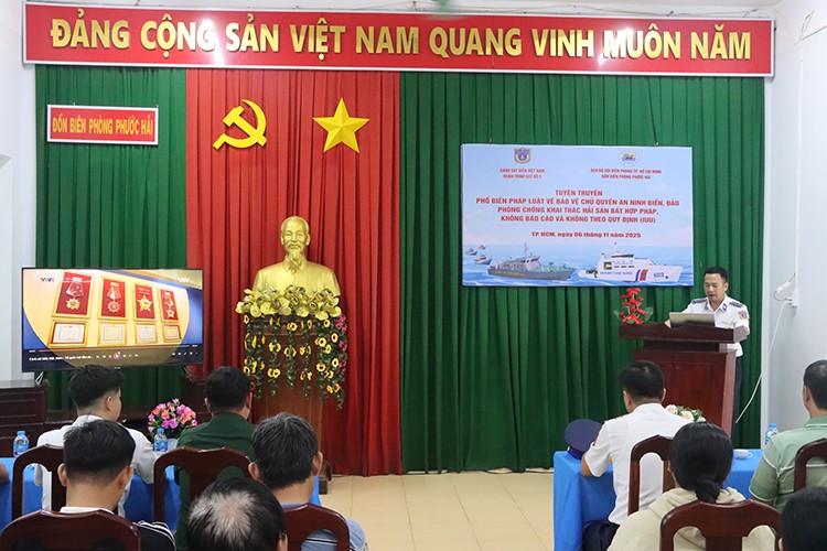 A lecturer from Reconnaissance Unit No. 2 presents key contents of the Vietnam Coast Guard Law and legal regulations related to combating IUU fishing (Photo: Hong Van/baotintuc.vn) A lecturer from Reconnaissance Unit No. 2 presents key contents of the Vietnam Coast Guard Law and legal regulations related to combating IUU fishing (Photo: Hong Van/baotintuc.vn)