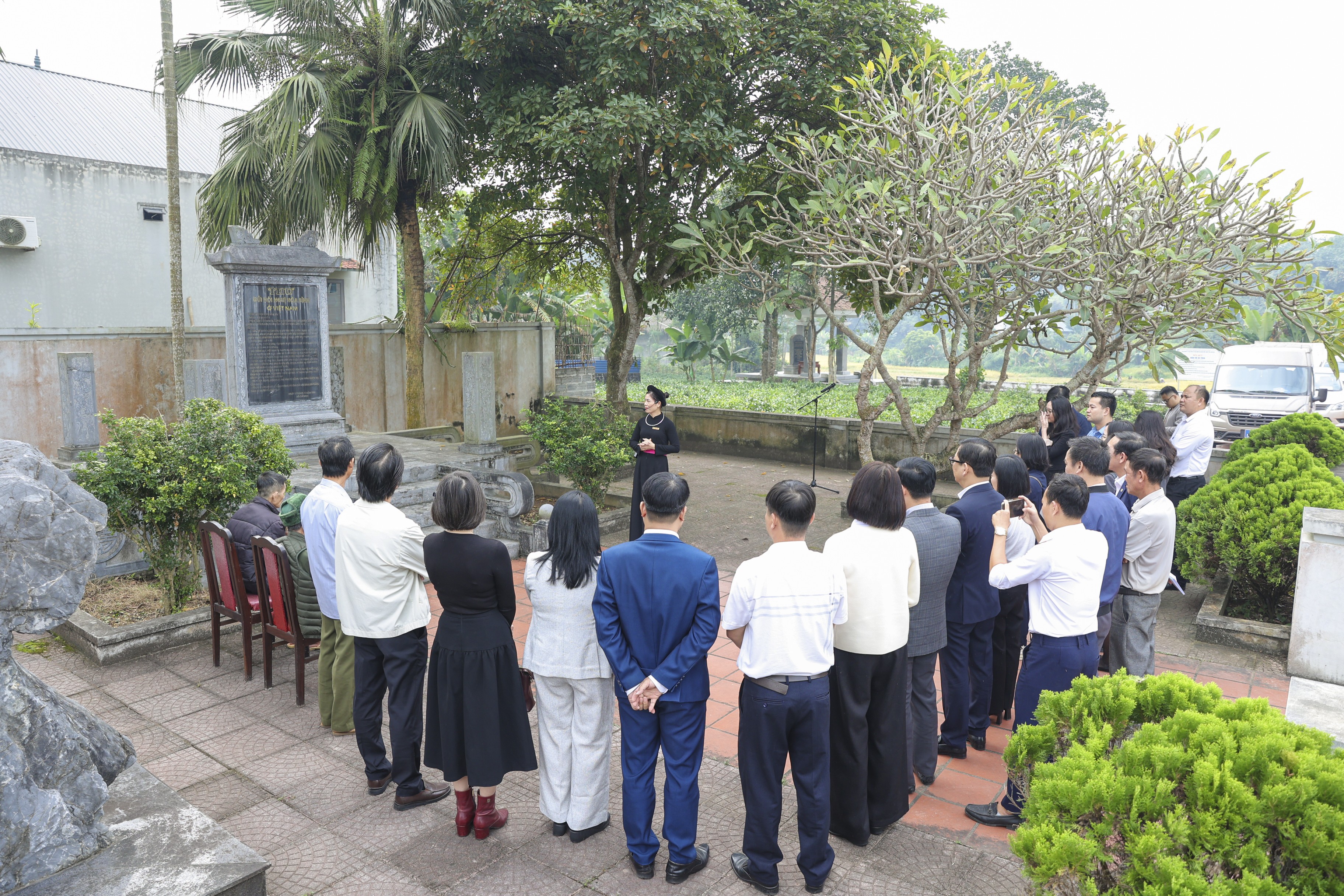 Các đại biểu nghe lại những câu chuyện gắn liền với Khu di tích. (Ảnh: Đinh Hòa) Các đại biểu nghe lại những câu chuyện gắn liền với Khu di tích. (Ảnh: Đinh Hòa)