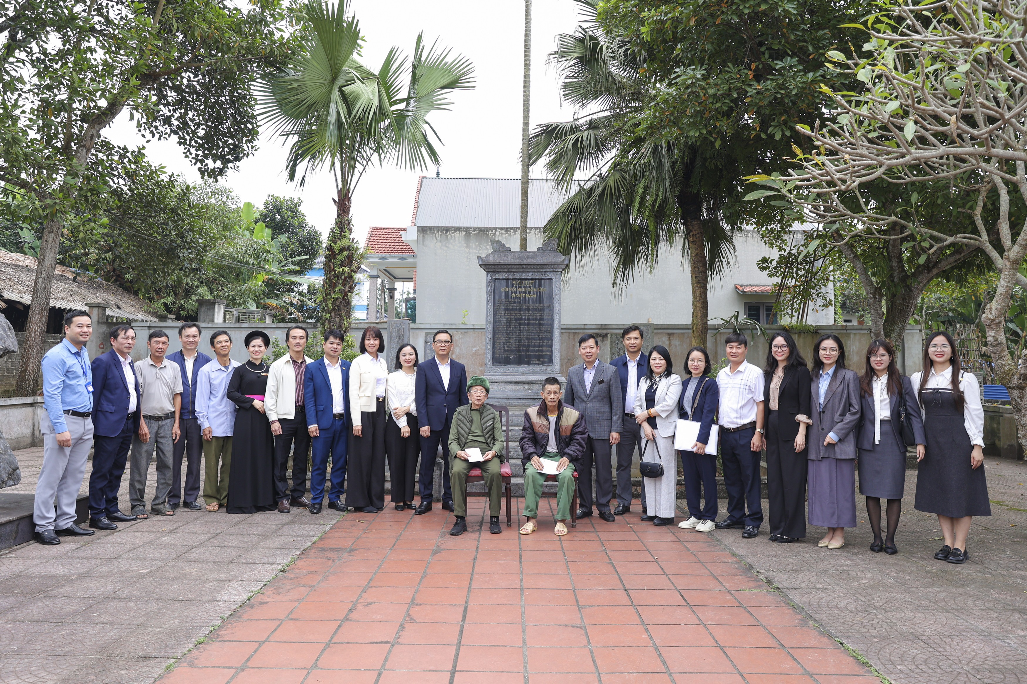 Đoàn đại biểu Liên hiệp các tổ chức hữu nghị Việt Nam thăm Khu di tích lịch sử nơi diễn ra Đại hội thành lập Ủy ban Bảo vệ hòa bình thế giới của Việt Nam. (Ảnh: Đinh Hòa) Đoàn đại biểu Liên hiệp các tổ chức hữu nghị Việt Nam thăm Khu di tích lịch sử nơi diễn ra Đại hội thành lập Ủy ban Bảo vệ hòa bình thế giới của Việt Nam. (Ảnh: Đinh Hòa)