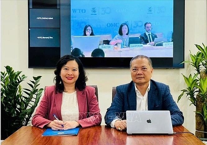 Director of the Import-Export Department Nguyen Anh Son and Deputy Director of the Import-Export Department Trinh Thi Thu Hien join the meeting online from Hanoi (Photo: VNA)