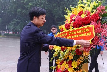 Lãnh đạo thành phố Hà Nội dâng hoa kỷ niệm 108 năm Cách mạng Tháng Mười Nga