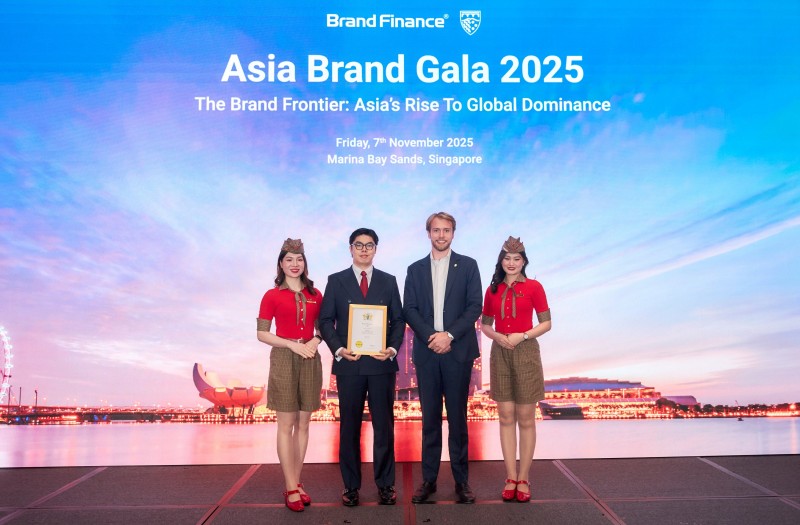 Ông Alex Haigh, Giám đốc Điều hành Brand Finance khu vực châu Á - Thái Bình Dương (giữa, bên phải) vinh danh Vietjet vào nhóm thương hiệu hàng không giá trị lớn nhất khu vực Ông Alex Haigh, Giám đốc Điều hành Brand Finance khu vực châu Á - Thái Bình Dương (giữa, bên phải) vinh danh Vietjet vào nhóm thương hiệu hàng không giá trị lớn nhất khu vực