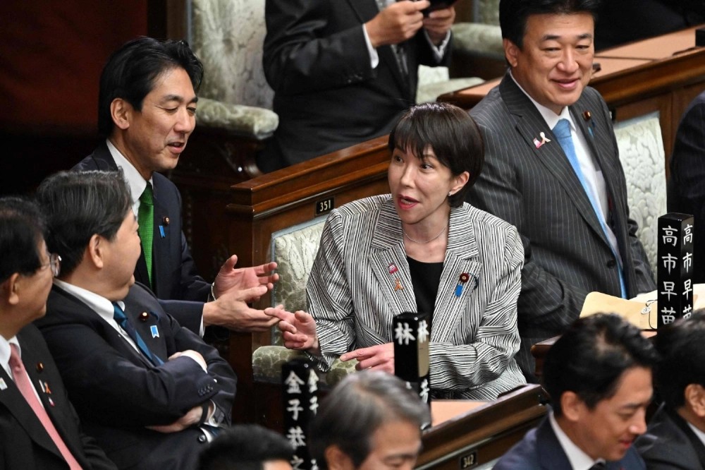 Thủ tướng Sanae Takaichi trò chuyện với các thành viên Nội các tại quốc hội Tokyo, thứ Ba. (AFP) Thủ tướng Sanae Takaichi trò chuyện với các thành viên Nội các tại quốc hội Tokyo, thứ Ba. (AFP)